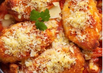 Das Rezept für Hühnchen-Parmesan ist ein Familienfavorit, das wertvolle Kindheitserinnerungen weckt