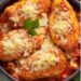 Das Rezept für Hühnchen-Parmesan ist ein Familienfavorit, das wertvolle Kindheitserinnerungen weckt