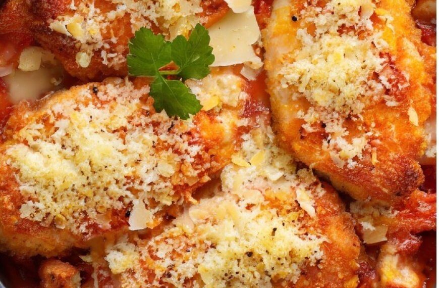 Das Rezept für Hühnchen-Parmesan ist ein Familienfavorit, das wertvolle Kindheitserinnerungen weckt