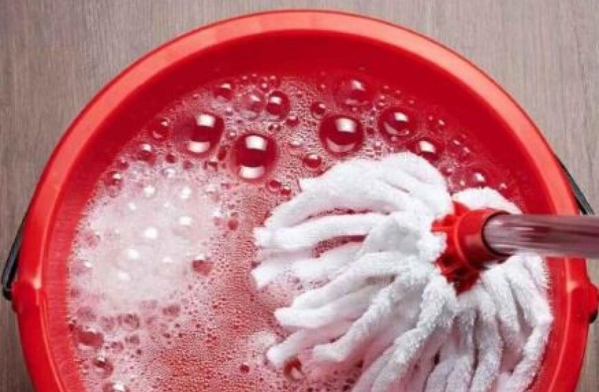 Geben Sie dies zum Wasser hinzu. Auch wenn Sie den Boden eine Woche lang nicht reinigen