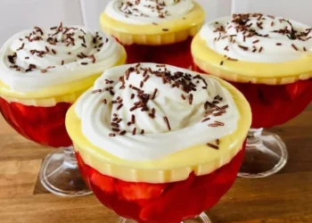 Erdbeer-Wackelpudding-Dessert mit Vanillepudding und Sahne