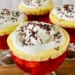 Erdbeer-Wackelpudding-Dessert mit Vanillepudding und Sahne