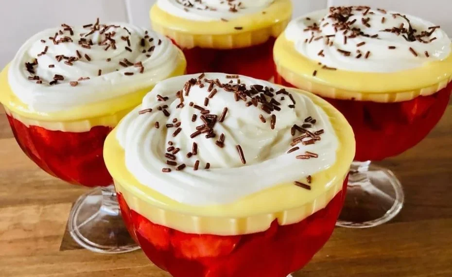 Erdbeer-Wackelpudding-Dessert mit Vanillepudding und Sahne
