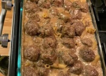 Gebackene Nudeln mit schwedischen Fleischbällchen