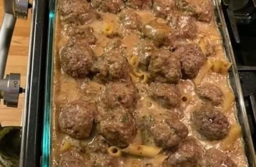 Gebackene Nudeln mit schwedischen Fleischbällchen