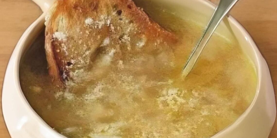 Traditionelle Zwiebelsuppe: ein gemütlicher Klassiker zum Abendessen