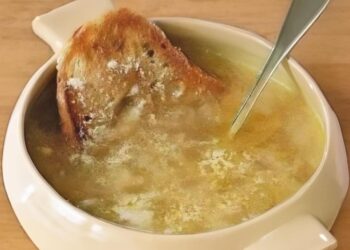 Traditionelle Zwiebelsuppe: ein gemütlicher Klassiker zum Abendessen