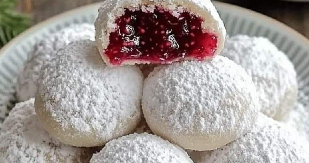 Schneekekse mit Mandeln gefüllt mit Himbeeren