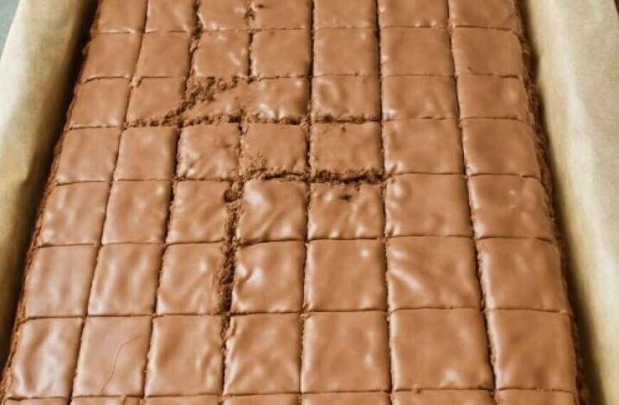 Ein einfacher, herrlich saftiger Schokoladenkuchen, der auf dem Blech gebacken