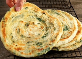 Dieses Brot kann man nicht im Supermarkt kaufen! Es ist das beste Flachpannenbrot, das ich je gegessen habe.