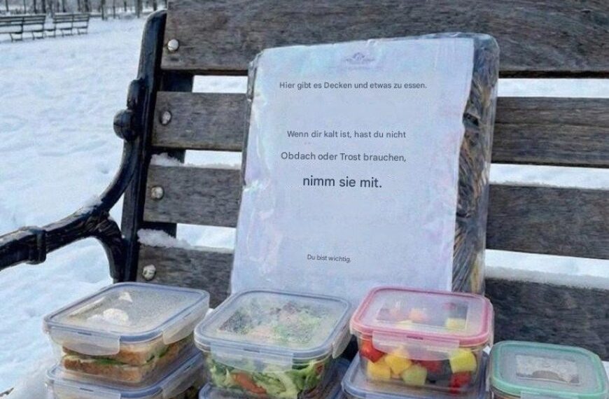 Ein armer, alleinerziehender Vater von drei Kindern hinterließ Decken und Essen auf einer Bank für Obdachlose