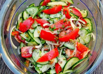 Gurken-, Zwiebel- & Tomatensalat