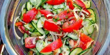Gurken-, Zwiebel- & Tomatensalat