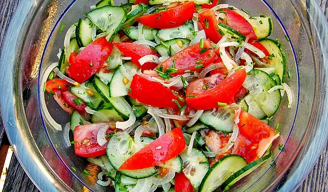 Gurken-, Zwiebel- & Tomatensalat