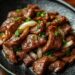 Karamellisiertes Rindfleisch mit Zwiebeln & Sojasauce – süß-würzig und schnell zubereitet
