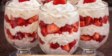 Schneewittchen-Dessert mit Erdbeeren