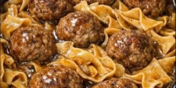 4-Zutaten Slow Cooker Meatball Nudeln