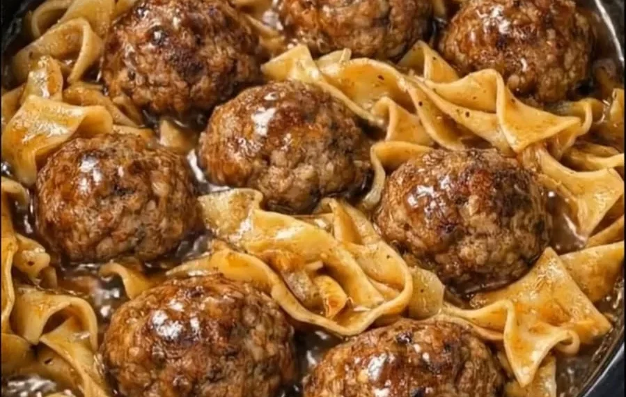 4-Zutaten Slow Cooker Meatball Nudeln