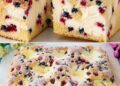 Beeren-Wolkenkuchen mit Frischkäse – Unglaublich saftig & himmlisch cremig!