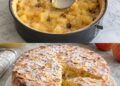 Gedeckter Apfelkuchen mit Pudding
