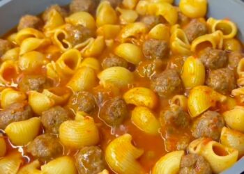 One-Pot-Nudeln mit Hackbällchen
