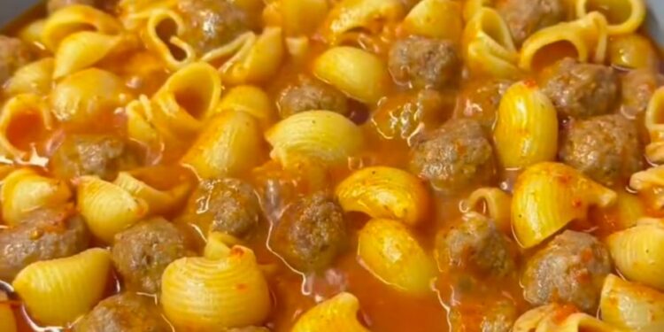 One-Pot-Nudeln mit Hackbällchen