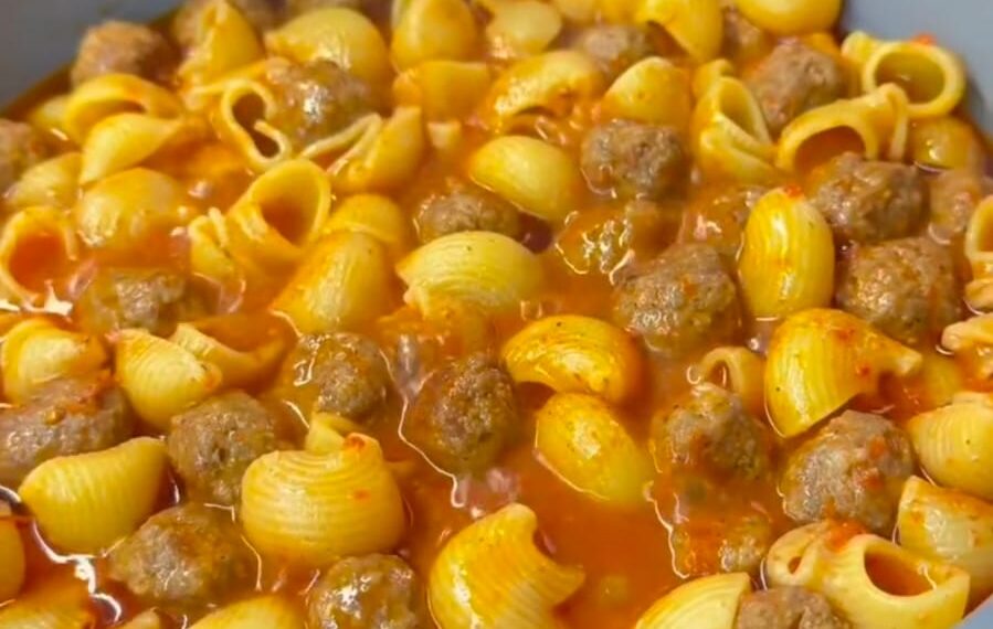 One-Pot-Nudeln mit Hackbällchen
